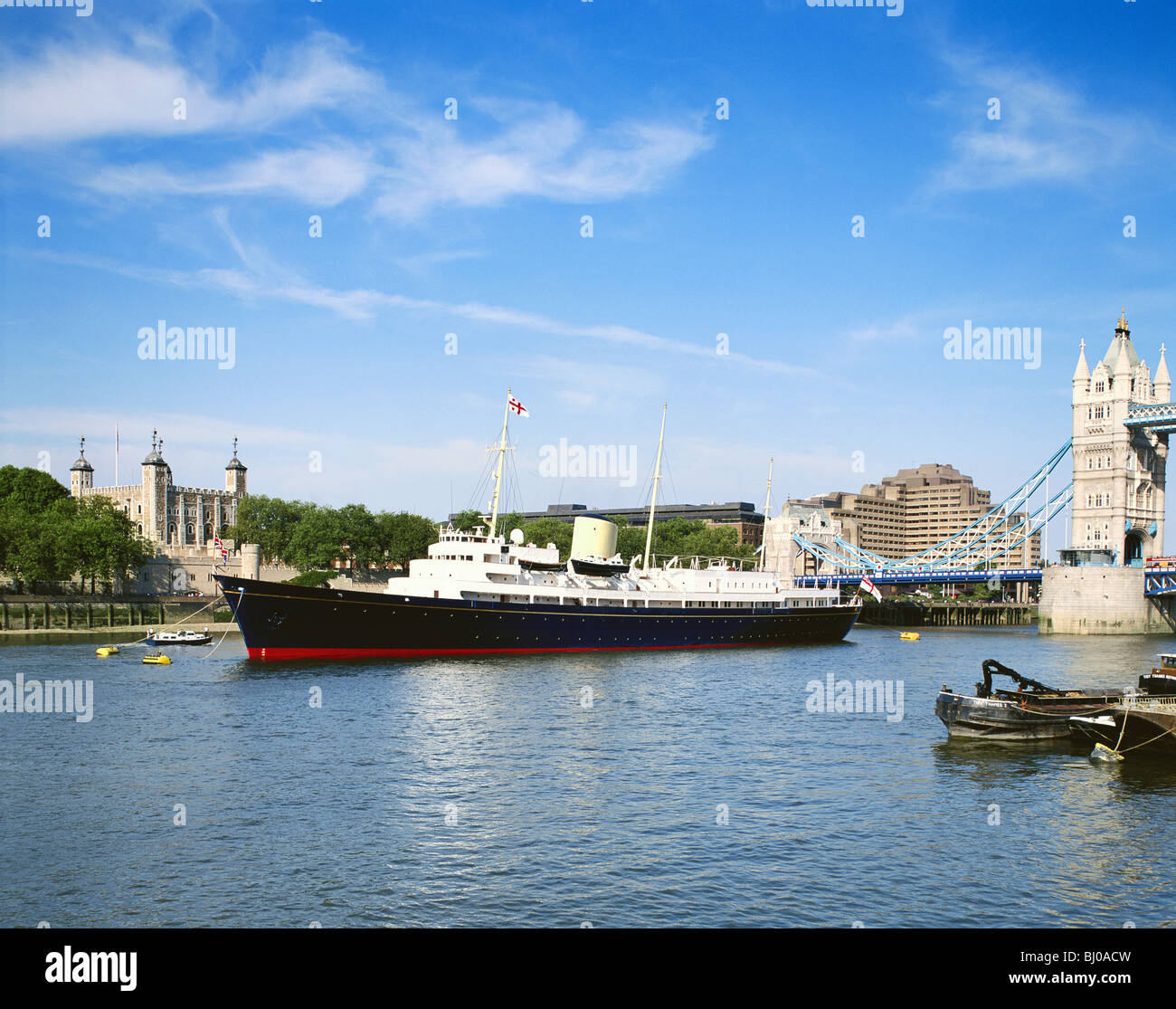 Londres, Royal Yacht Britannia amarré par la Tour de Londres et Tower Bridge, Angleterre, Grande-Bretagne, FR, UK Banque D'Images