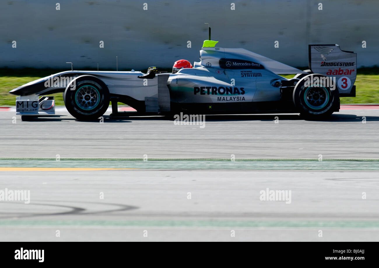 Michael Schumacher (GER) dans la Mercedes MGP W01 coupé au cours de séances d'essai de Formule 1 sur le circuit de Catalunya. Banque D'Images