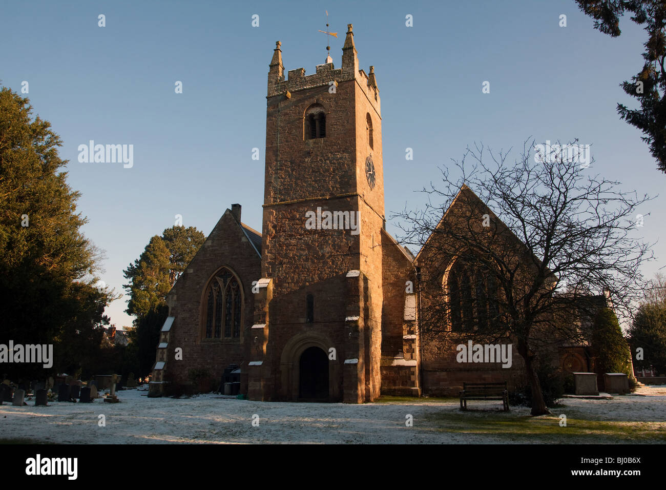 St Marys Church dans Worcestershire Tenbury Wells dans une fine couche de neige. Banque D'Images