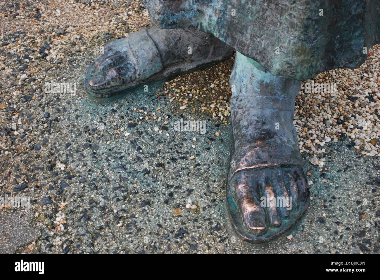 Détail de Pilgrim's sandel sur la sculpture à Monte del Gozo en Galice, Espagne, à la périphérie de Santiago de Compostela Banque D'Images