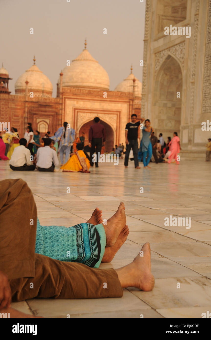 Sous un point de vue sur le Taj Mahal relaxant des pieds Banque D'Images
