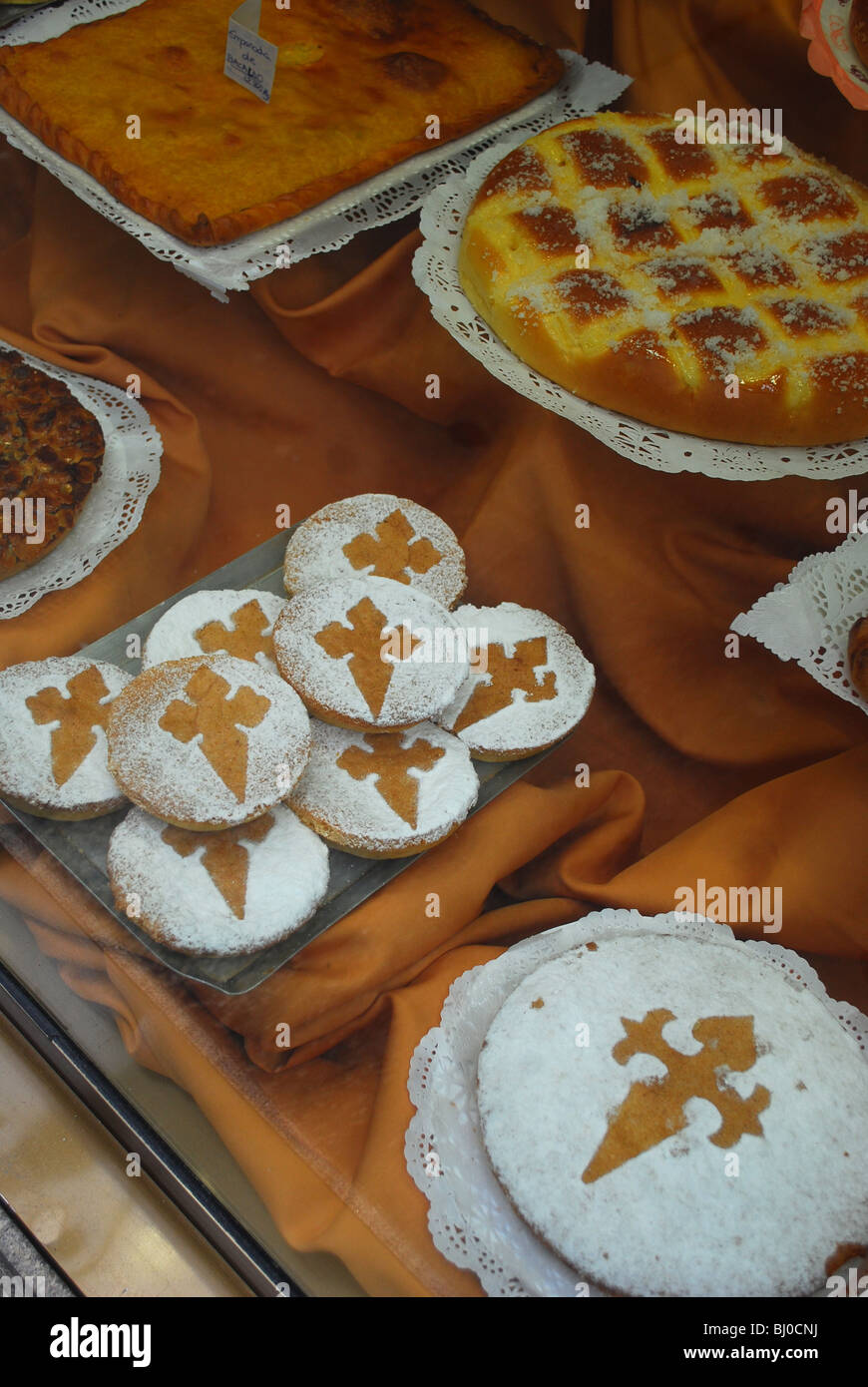 Tarta de Santiago ou gâteaux aux amandes avec croix de St Jacques et autres sucreries dans la fenêtre à Santiago de Compostela, Espagne Banque D'Images