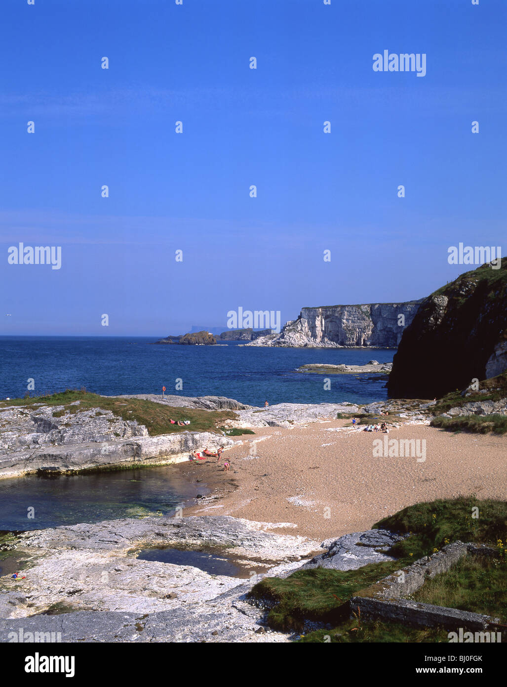 Scène côtière et la plage, la côte de Causeway, l'Irlande du Nord, Royaume-Uni Banque D'Images