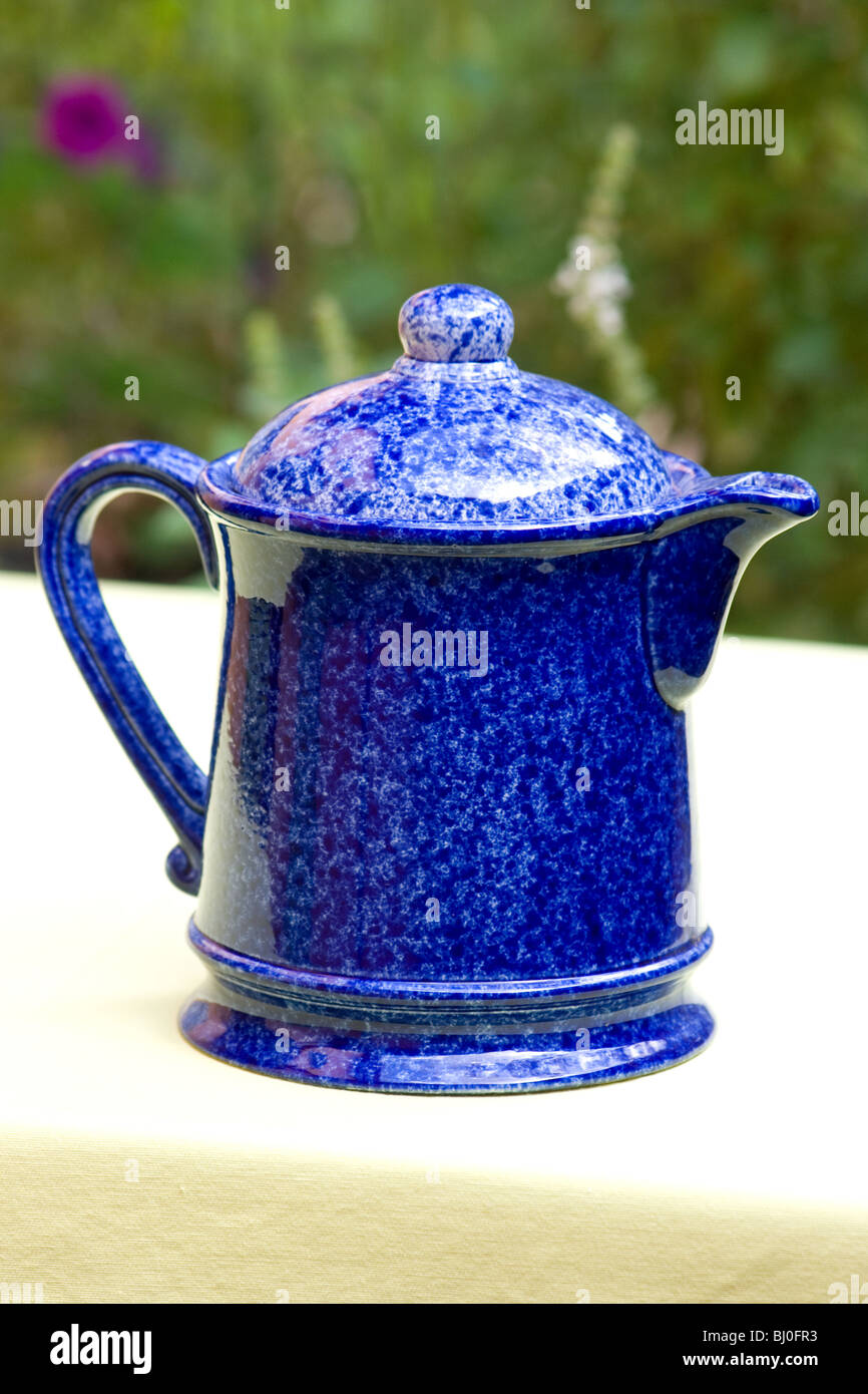 Close-up of tea pot bleu sur une table Banque D'Images