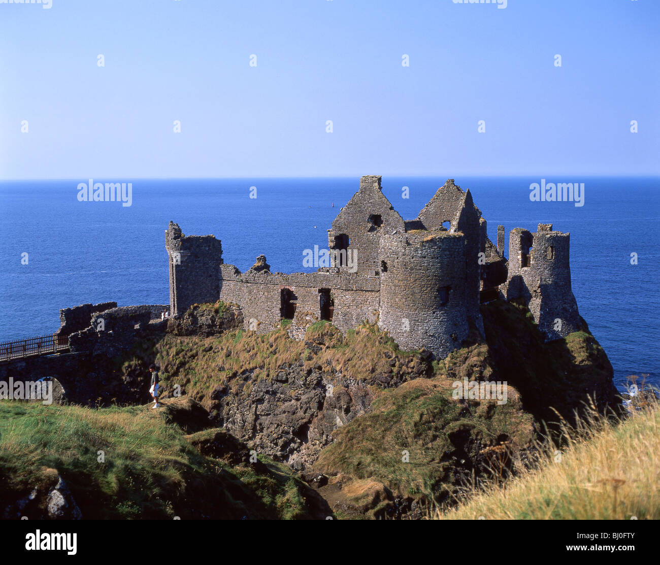 Vue sur château et la mer, le château de Dunluce, comté d'Antrim, en Irlande du Nord, Royaume-Uni Banque D'Images