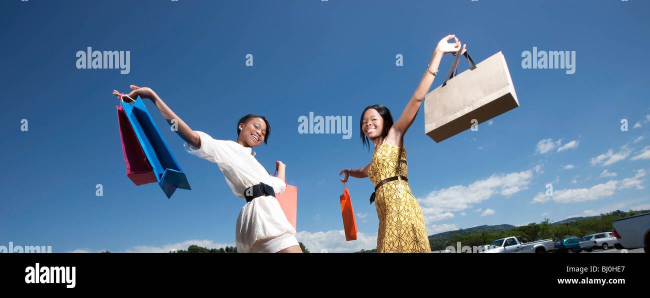 Low angle view of women holding shopping bags, KwaZulu Natal, Afrique du Sud Banque D'Images