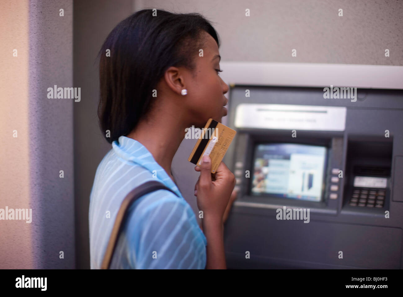 Jeune femme dessin de l'argent d'ATM, KwaZulu Natal, Afrique du Sud Banque D'Images