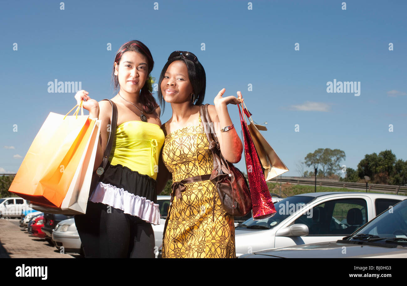 L'angle faible de jeunes femmes holding shopping bags, KwaZulu Natal, Afrique du Sud Banque D'Images