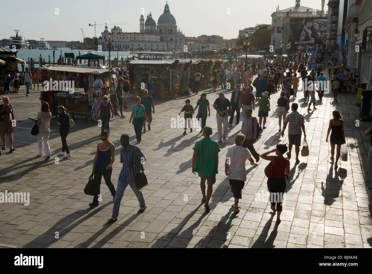 Venise Italie, des foules de touristes trop de gens le tourisme de masse à pied le long de la Pizzetta à la place Saint-Marc, la Piazza San Marco. HOMER SYKES Banque D'Images