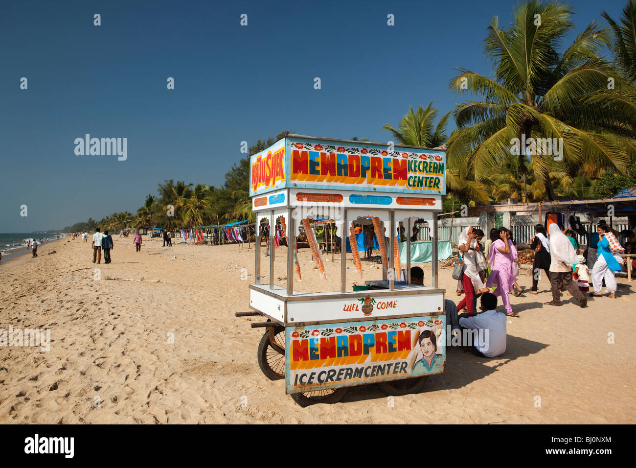 Beach with ice cream stall Banque de photographies et d'images à haute  résolution - Alamy