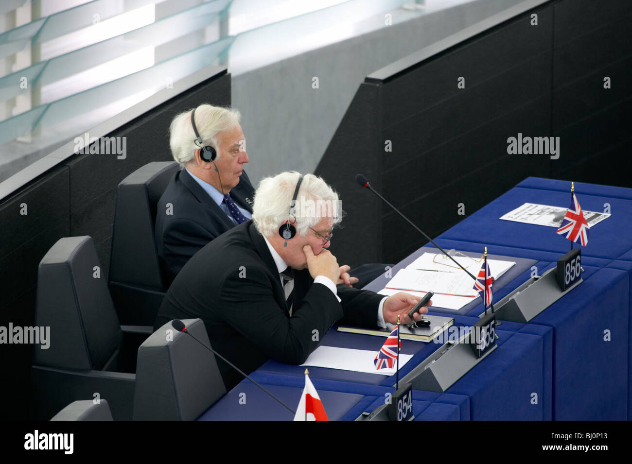 Deux députés britanniques du Parlement européen durant la session parlementaire, Strasbourg, France Banque D'Images