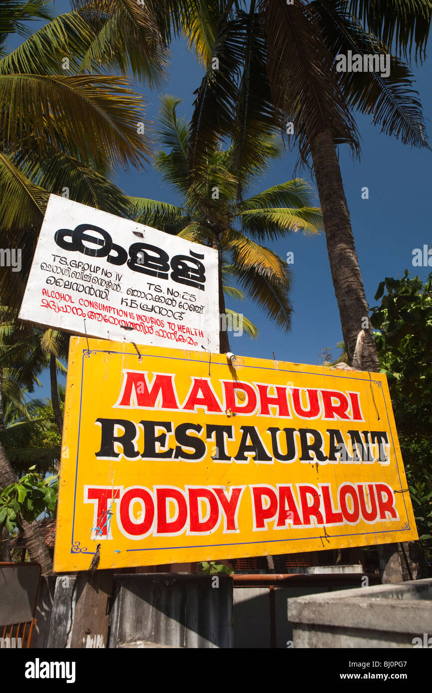 L'Inde, le Kerala, l'île de Vypeen, Cherai Beach, restaurant et bar Toddy Madhuri sign Banque D'Images