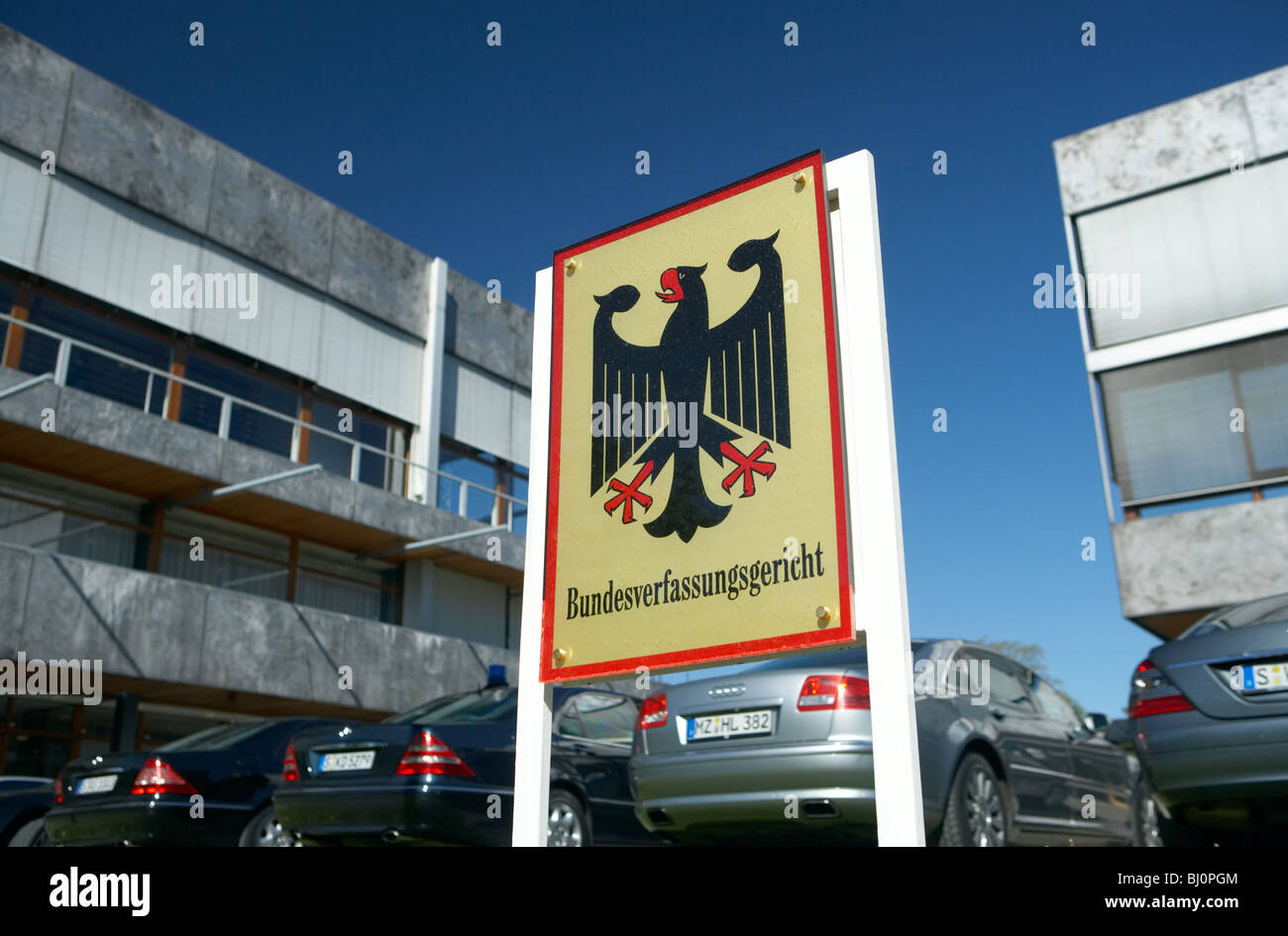 Panneau de la Cour constitutionnelle fédérale avec l'aigle fédéral, Karlsruhe, Allemagne Banque D'Images