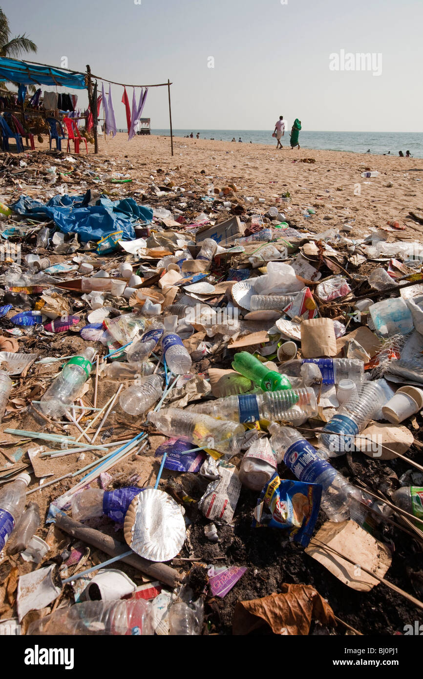 L'Inde, le Kerala, l'île de Vypeen, Cherai Beach, l'impact négatif du tourisme, tas de détritus en plastique Banque D'Images
