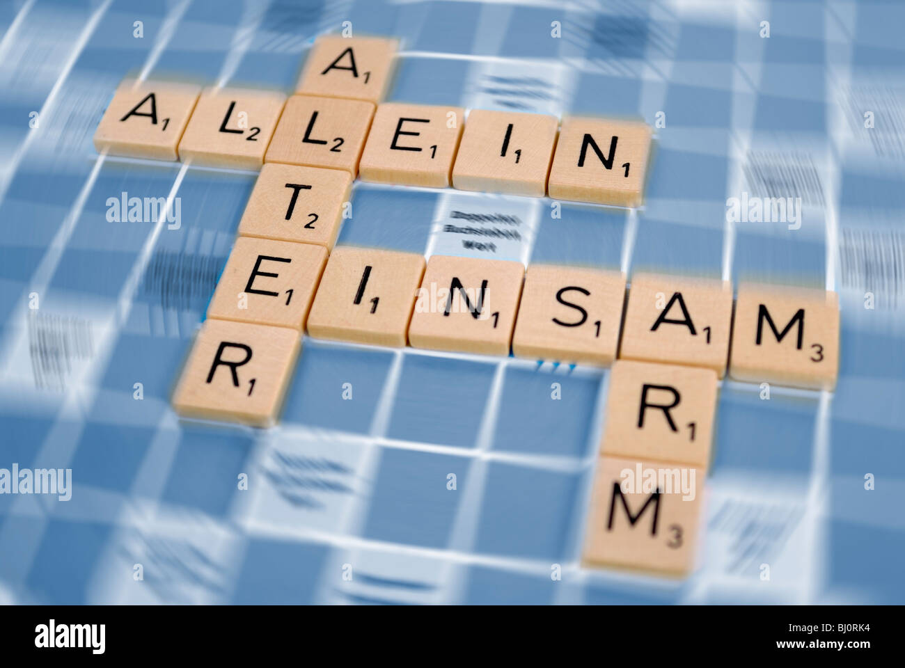 Les mots de l'âge, seul, seul et pauvre, composé de tuiles, la pauvreté des symbolphoto Banque D'Images