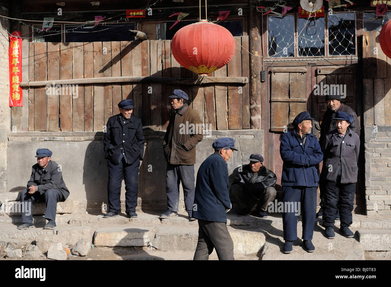Les personnes d'âge chinois reste à Nuanquan Xuxian ville, comté, province de Hebei, Chine. 02-Mar-2010 Banque D'Images