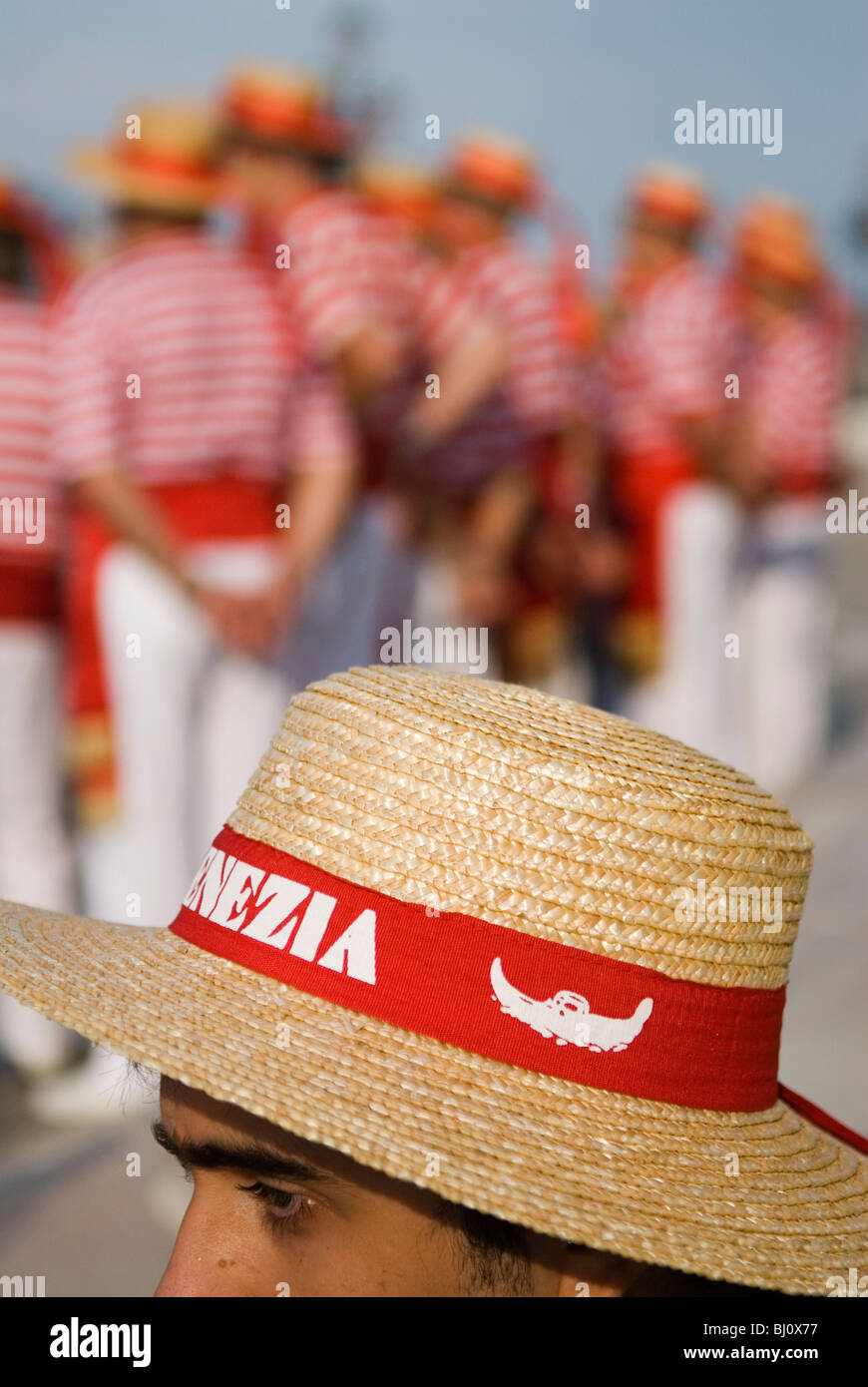 Touriste portant un chapeau de paille traditionnel Gondoliers. Venise Italie. HOMER SYKES des années 2009 2000 Banque D'Images