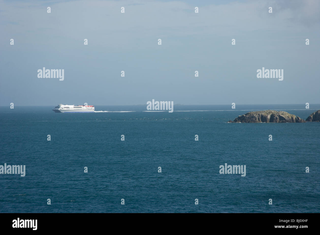 HSS Stena Line ferry la position de Holyhead à Dublin du phare de South Stack avec pile nord derrière, Anglesey au nord du Pays de Galles Banque D'Images