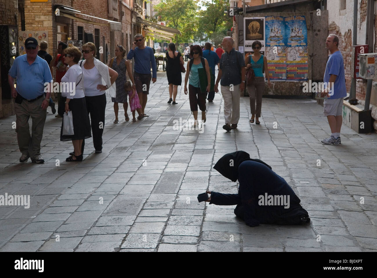 Mendiant Venise Italie. Panhandling professionnel faux mendiant pauvreté jeune femme ROM habillée comme une vieille femme italienne qui est dans la pauvreté Venise Italie. Mendier des touristes riches groupe les gens. HOMER SYKES des années 2009 2000 Banque D'Images
