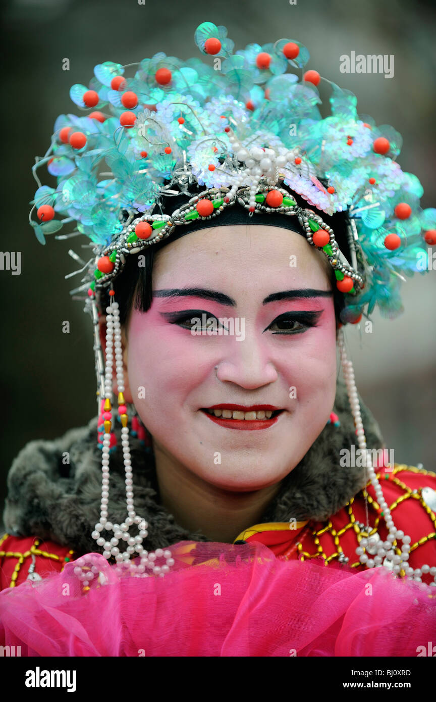 Femme chinoise avec des costumes de théâtre pendant le Festival du printemps dans l'exécution de Yuxian, Hebei, Chine. 28-Feb-2010 Banque D'Images