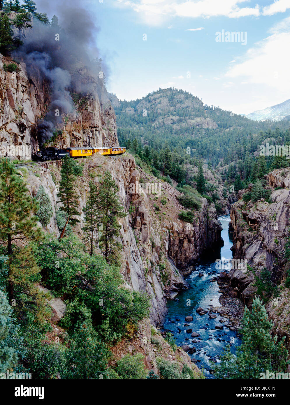 Le Durango & Silverton Narrow Gauge Railroad transporte les touristes le long de la rivière Animas, Animas Canyon, Colorado, USA Banque D'Images