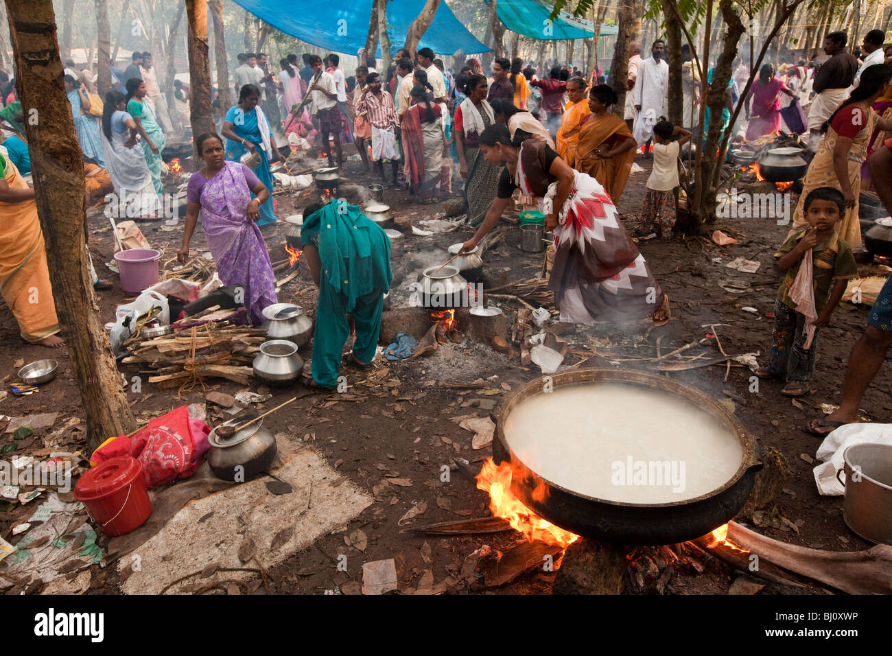 L'Inde, le Kerala, Kodikuthu Kanjiramattom festival musulman, les femmes en plus de pots de cuisine pongal ouvrir des feux de bois Banque D'Images
