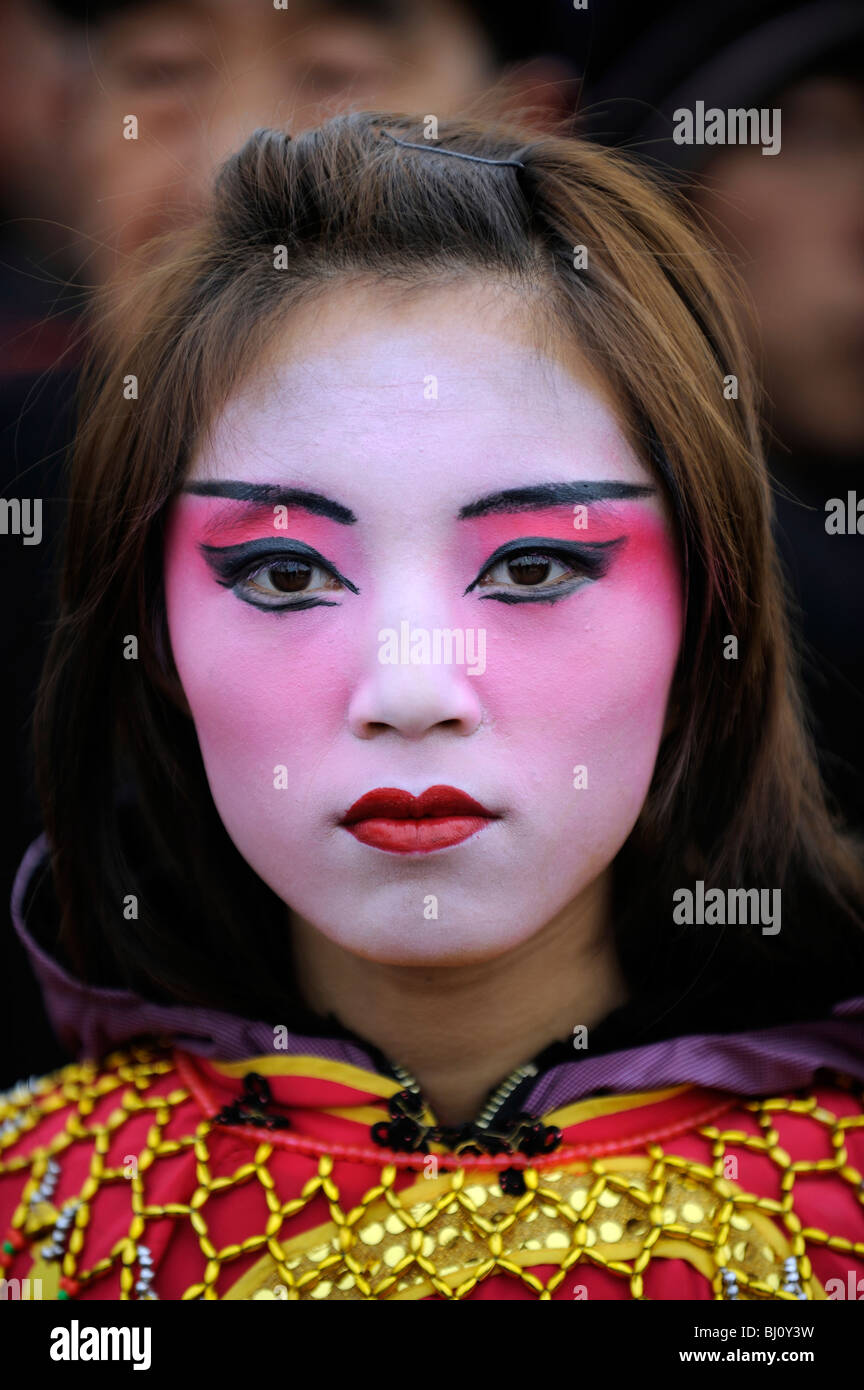 Femme chinoise avec le maquillage de théâtre Festival du printemps au cours  de l'exécution de Yuxian, Hebei, Chine. 28-Feb-2010 Photo Stock - Alamy