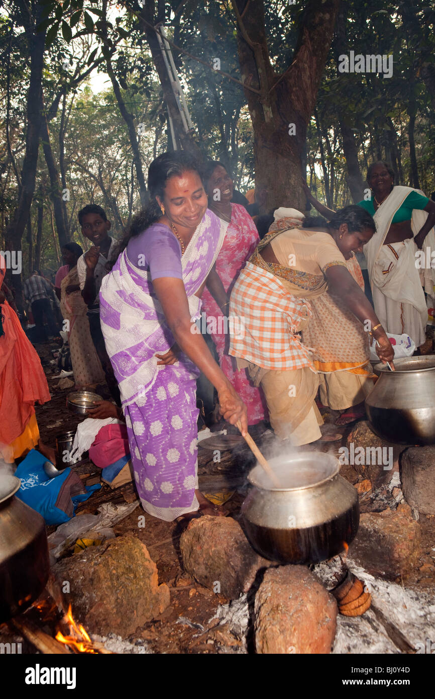 L'Inde, le Kerala, Kodikuthu Kanjiramattom festival musulman, woman cooking pongal en casserole à feu de bois ouvert Banque D'Images