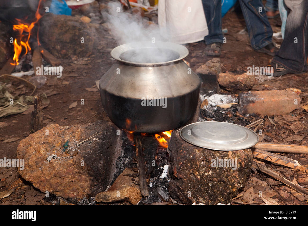 L'Inde, le Kerala, Kanjiramattom Kodikuthu, pongal festival musulman dans la cuisson sur feu de bois ouvert pot Banque D'Images