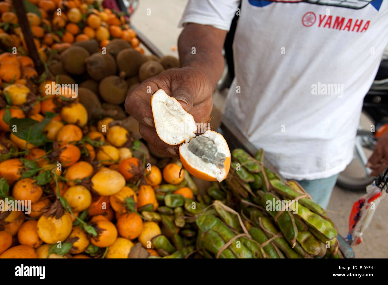 Granadilla, un parent de la passion, à la vente à un marché à Pucallpa en Amazonie centrale du Pérou. Banque D'Images