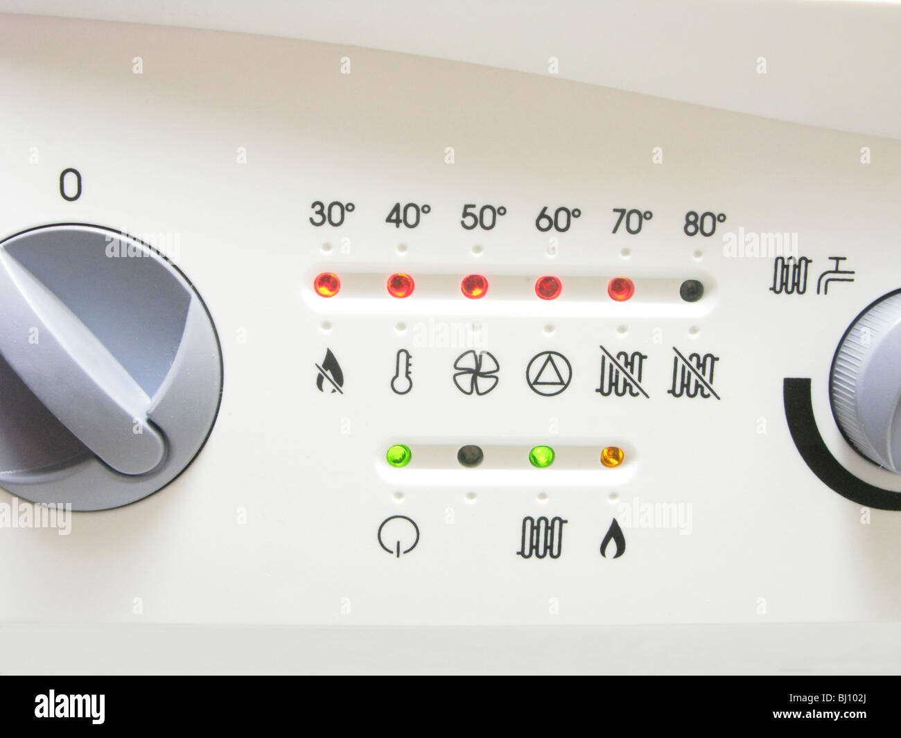 Sur le panneau avant d'un coté une chaudière à condensation montrant des contacteurs et de jauge de température Banque D'Images