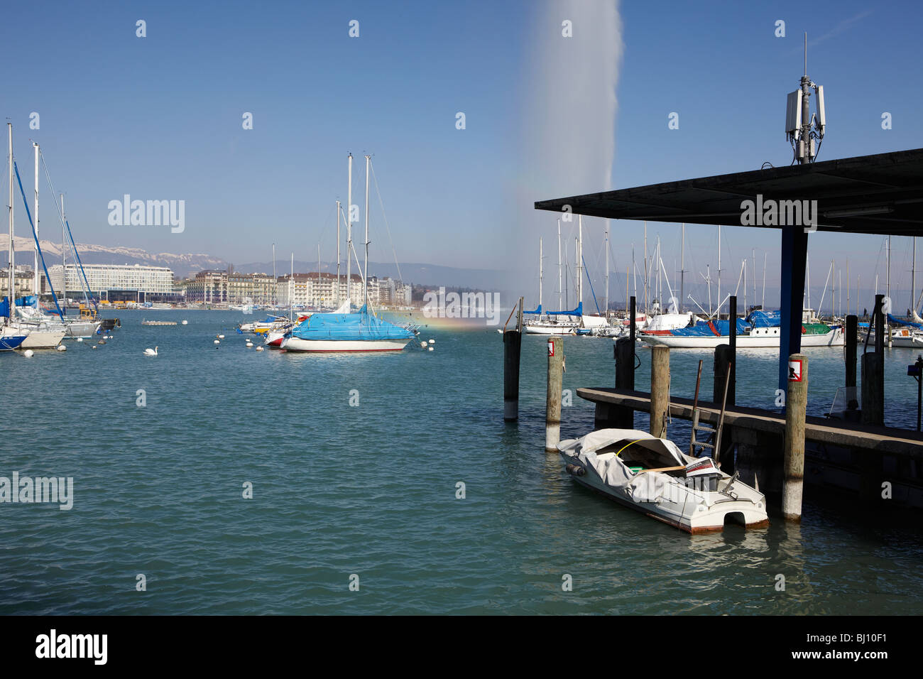 Boat dock et le jet d'eau dans le lac de Genève, Suisse Banque D'Images