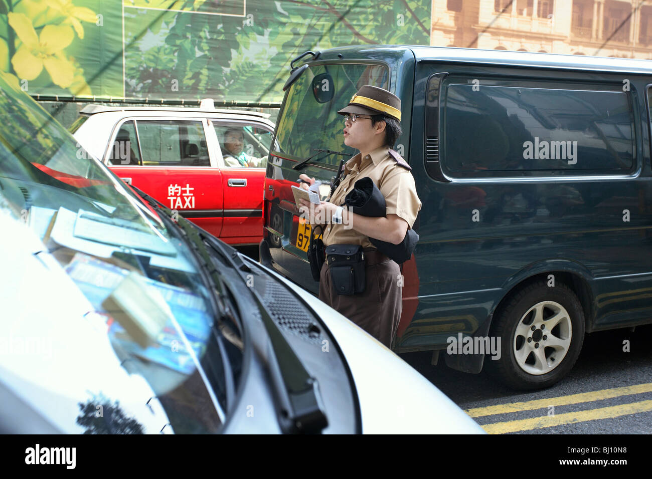 Une policière qui émet un billet, Hong Kong, Chine Banque D'Images