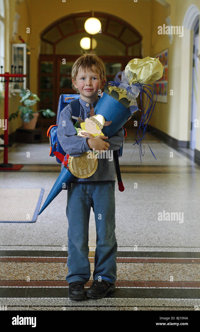 Un garçon sur la première journée d'école, Berlin, Allemagne Banque D'Images