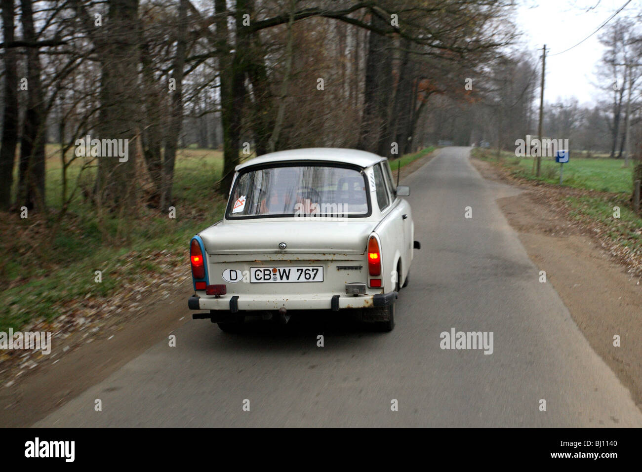 Trabant sur une route de campagne, Burg, Allemagne Banque D'Images