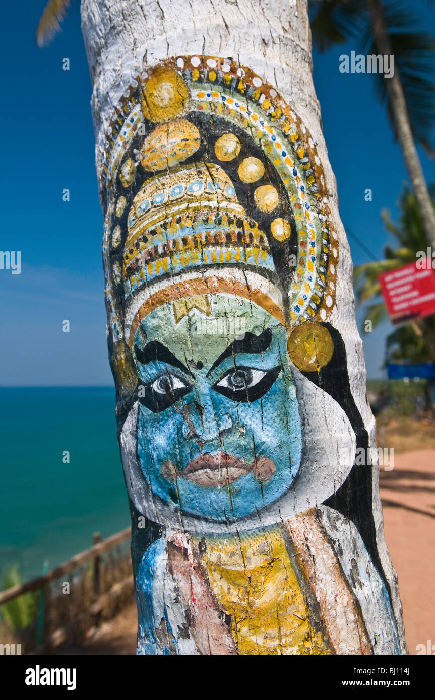 Tronc de l'arbre peint image Kathakali North Cliff Varkala Kerala Inde Banque D'Images