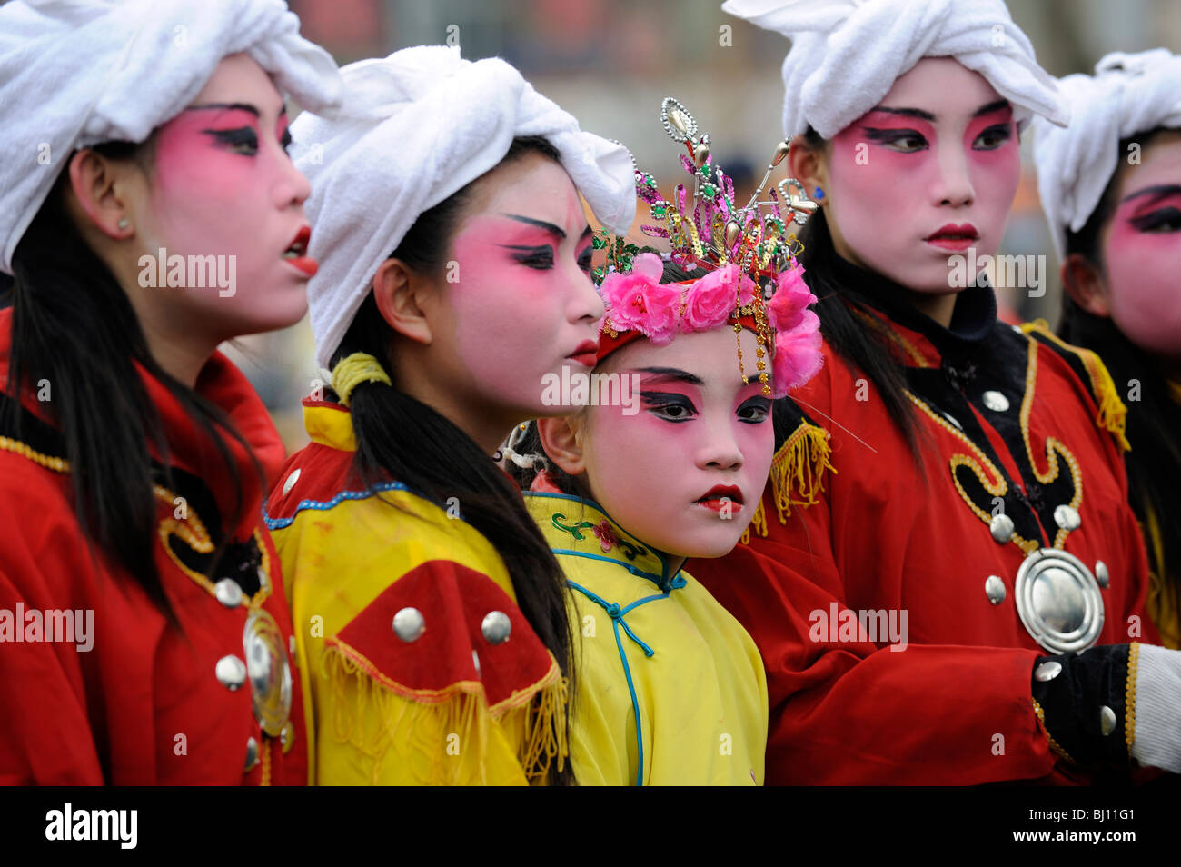 Interprètes de danse traditionnel chinois au cours de la Fête du Printemps à Yuxian, Hebei, Chine. 28-Feb-2010 Banque D'Images