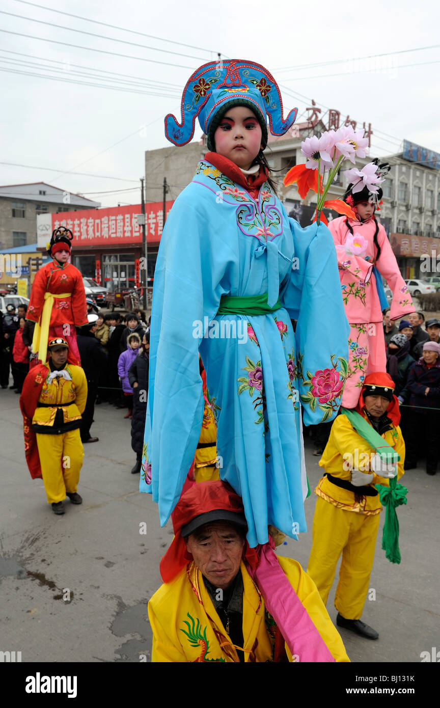 Les gens d'effectuer au cours de danse traditionnelle ou le Festival Yuanxiao Festival à Yuxian, Hebei, Chine. 28-Feb-2010 Banque D'Images