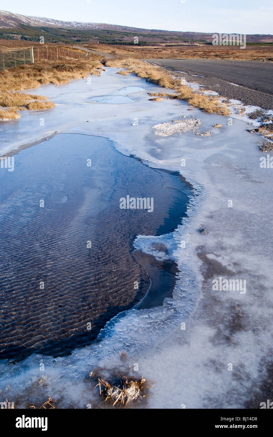 L'eau de la neige sur le côté de la route, Reykjanes, Iceland Banque D'Images