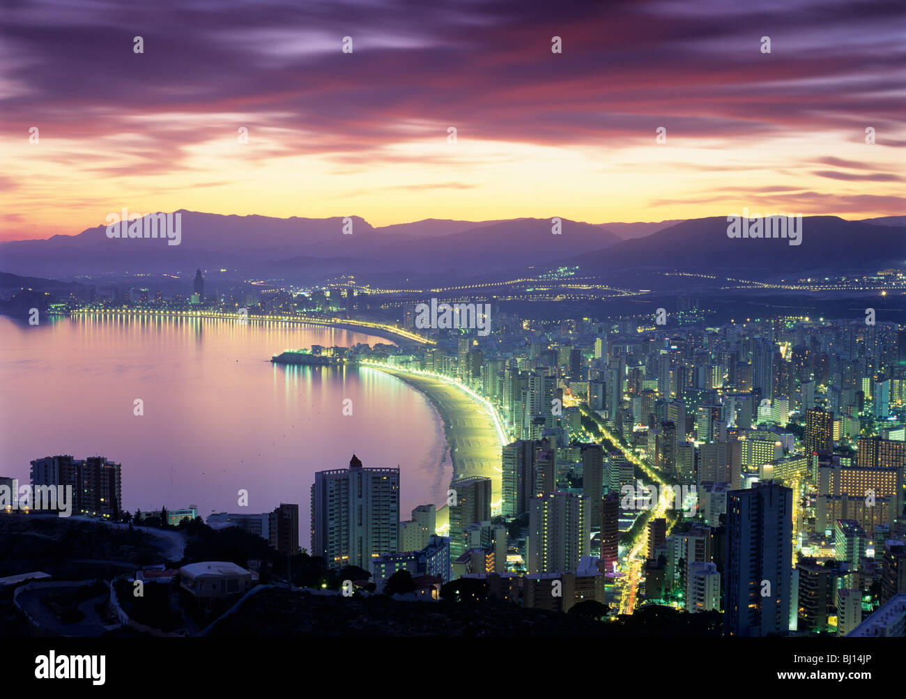 Vue sur la plage Playa de Levante et Playa de Poniente au coucher du soleil Banque D'Images