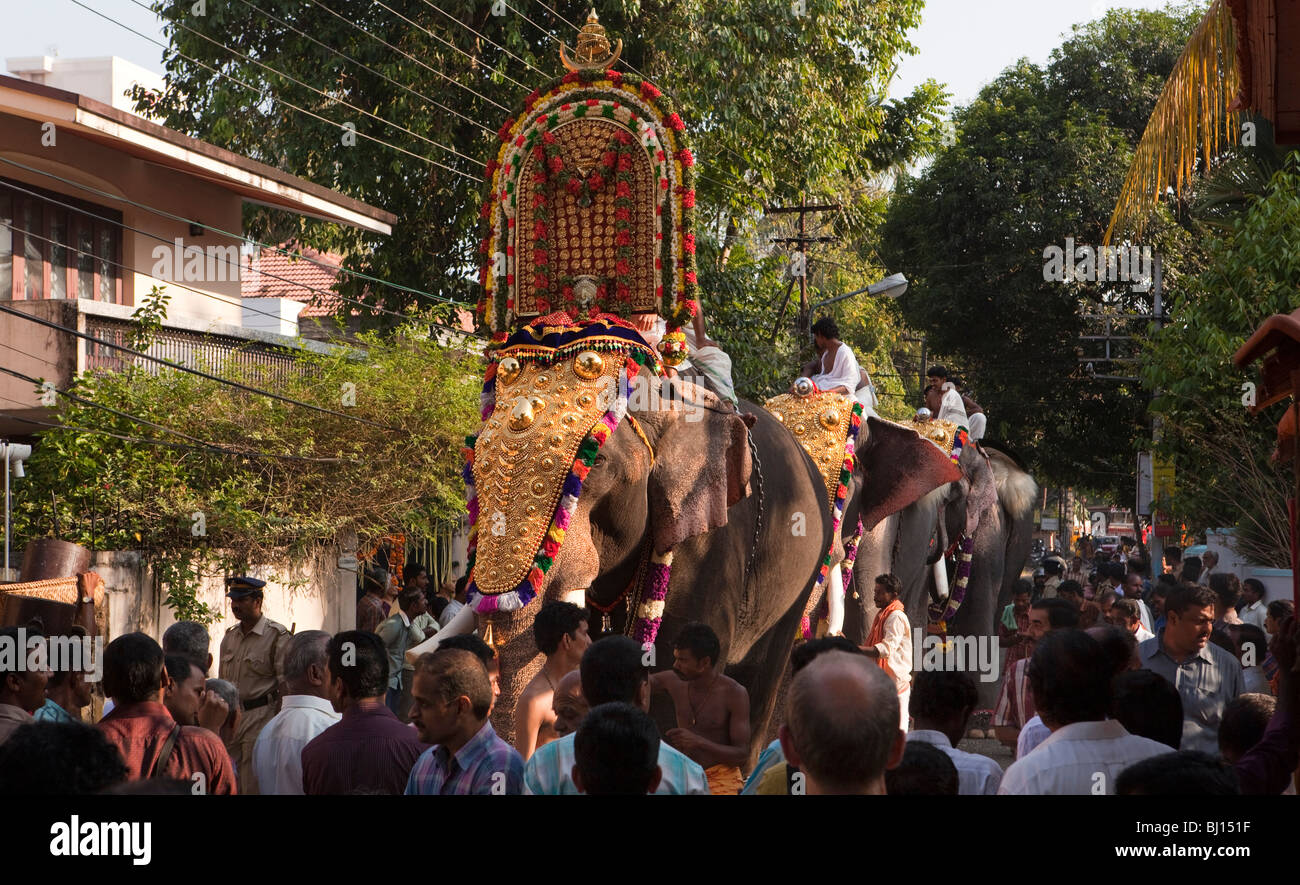 L'Inde, Kerala, Cochin, Ernakulam Uthsavom festival, Diwans Road, Parayeduppu procession d'éléphants Banque D'Images