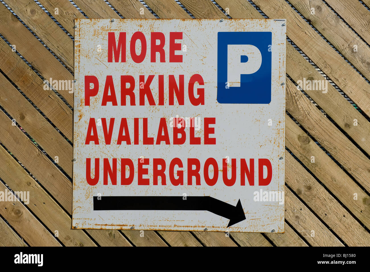 Signe de parking souterrain. Banque D'Images