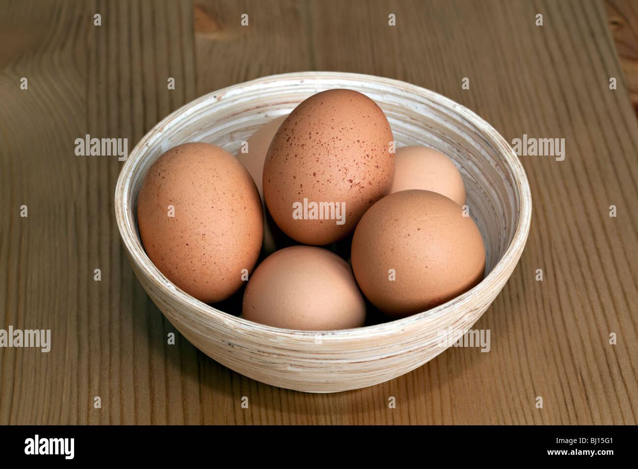 Des Œufs frais dans un bol sur la table Banque D'Images