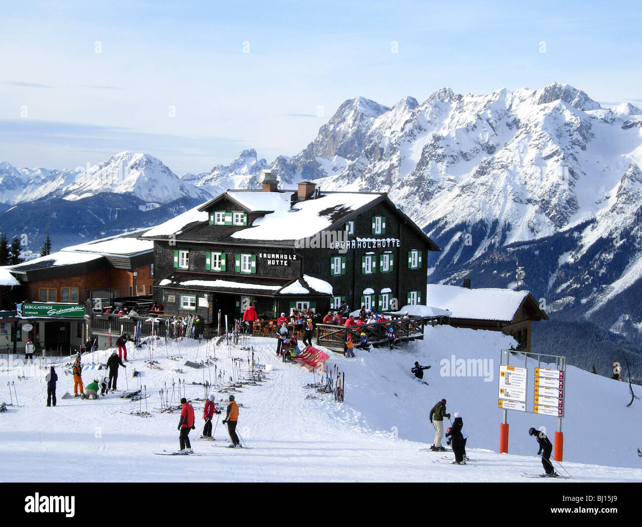 Skieurs à la Hutte Krummholz Haus ci-dessus en Autriche Banque D'Images