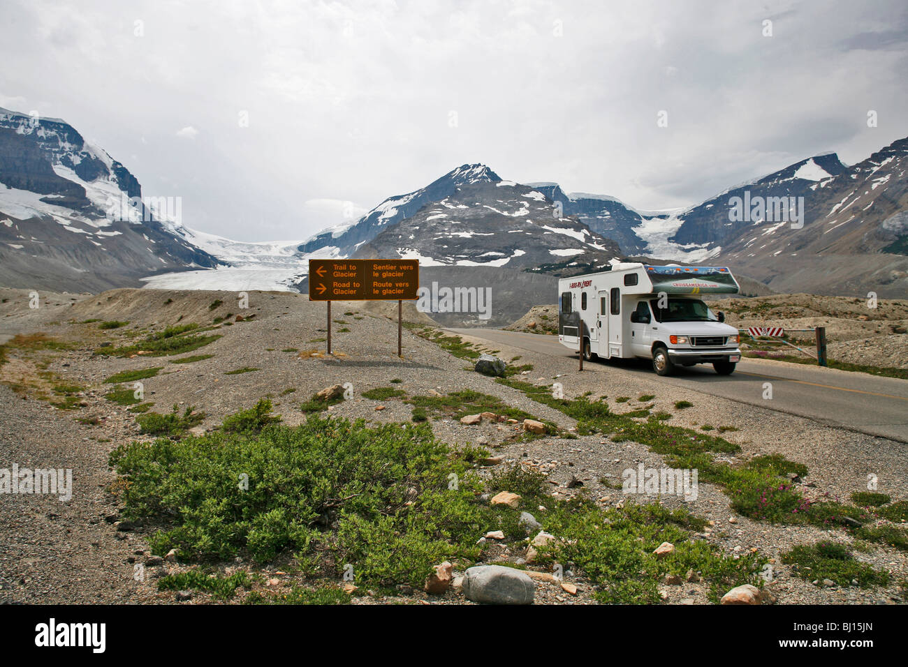 Camping-van, glacier Athabasca, Jasper National Park, Alberta, Canada Banque D'Images