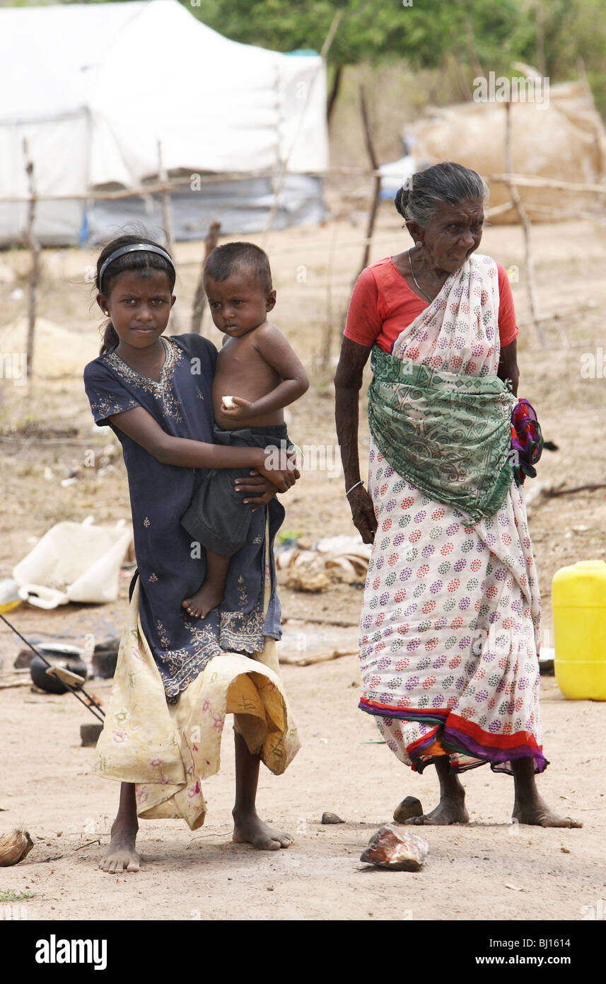 Famille réfugiée dans un foyer pour personnes déplacées, Vakaneri, Sri Lanka Banque D'Images