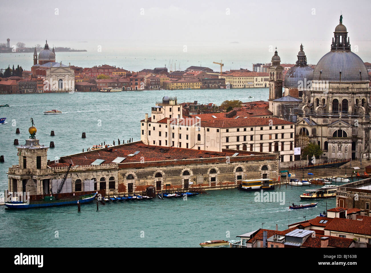 Dogana da Mar et Santa Maria della Salute à travers le Grand Canal avec la Guidecca en arrière-plan à Venise, Vénétie, Italie Banque D'Images