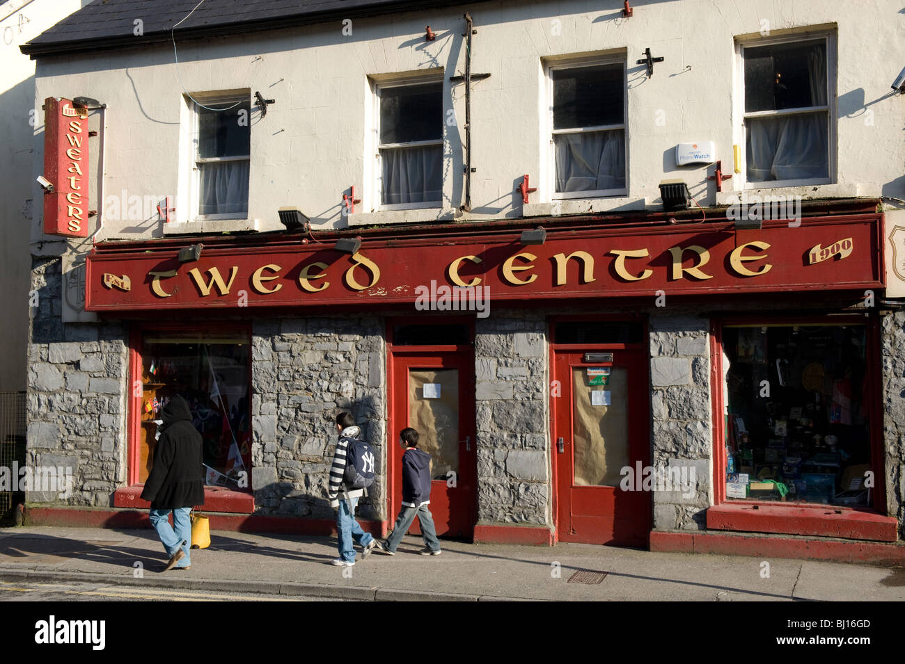 Le Tweed Centre, Traditional Irish shop, Castlebar, Comté de Mayo, Irlande. Banque D'Images