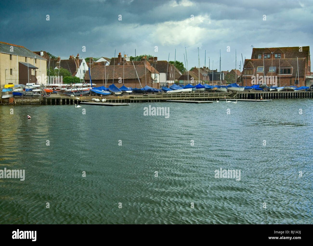 Emsworth slipper club de voile et le Mill Pond avec dingies alignés sur la rive à l'extérieur Banque D'Images