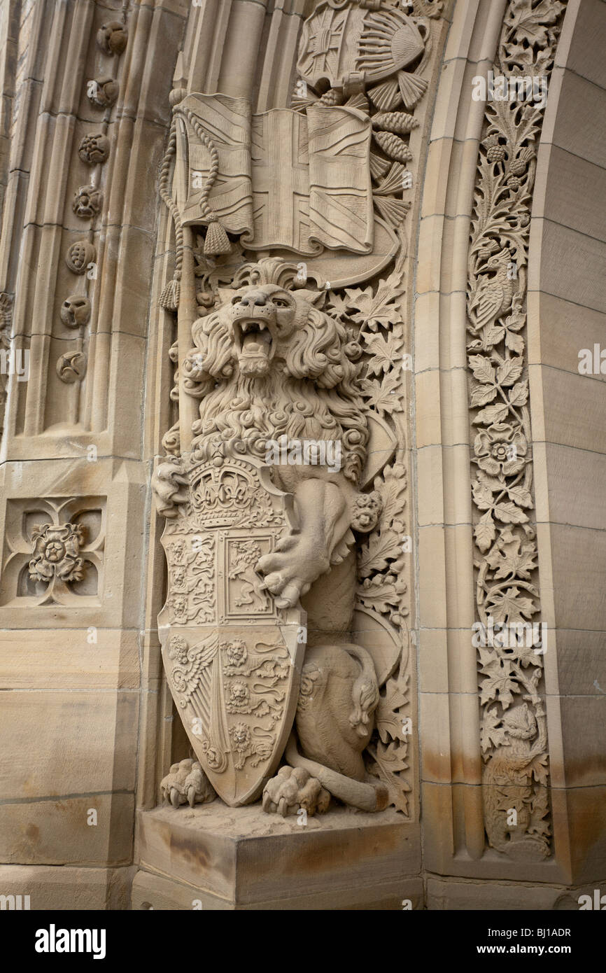 Lion agressif avec l'Union Jack et le Royaume-Uni des armoiries. Cette sculpture détaillée décore entrée du Parlement canadien Banque D'Images